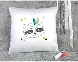 Coupon De Tissu En Coton Blanc Brode Avec Un Raton Laveur Etsy Throw Pillows Pillows