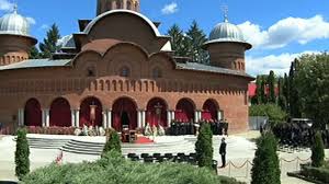Este o frumoasa realizare aceasta catedrala arhiepiscopala si regala de la curtea de arges a carei realizare este posibila cu sprijinul nemijlocit al casei regale a romaniei! Sicriul Cu RÄƒmÄƒsiÅ£ele PÄƒmantesti Ale Regelui Carol Al Ii Lea Inhumat SambÄƒtÄƒ In Noua CatedralÄƒ ArhiepiscopalÄƒ Si RegalÄƒ De La Curtea De ArgeÈ™ Romania24 Ro