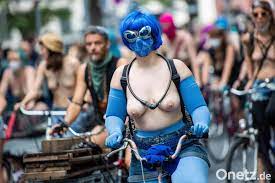 Nackte Brüste für Frauenrechte: Oben-ohne-Demo in Berlin | Onetz