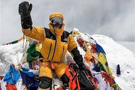 El proyecto se llama bajo la gran montaña es una iniciativa de luis birkner junto a juan pablo mohr, que busca educar y enseñar a una comunidad de jóvenes sherpas en nepal. Juan Pablo Mohr Es El Primer Chileno En Coronar El Everest Sin Oxigeno