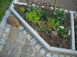 Meine Kleine Feine Krauter Ecke Daneben Kommt Ein Kleiner Kompost Fur Unseren Neuen Gemusegarten Der Ist Aber Noch Nicht Bestellt Die Kartoffeln M Hortaliza