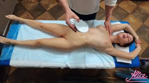 Bebê Buceta Dedilhado E Esguicho Orgasmo Após A Massagem