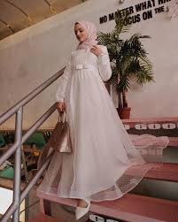 Model gamis dan hijab layer coklat. 45 Model Gamis Brokat Kombinasi Modern Terbaru 2020 Bergaya