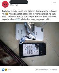 Seorang adik (kiri) yang selama ini tidak pernah mempunyai telefon dikejutkan dengan hadiah daripada abangnya. 93wmdes7uqqhkm