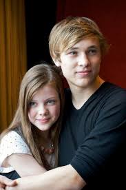 Love Those Two And The Narnia Movies They Are In D Awww William Mosely And Georgie Henley Narnia Movies Narnia Cast Chronicles Of Narnia