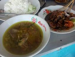 Bahan dagingnya adalah daging ayam atau kambing, dengan bumbu kecap manis dan gula jawa, dicampur bawang putih, bawang goreng, kacang tanah goreng yang sudah dihaluskan, petis, kemiri, dan garam. Resep Gulai Kambing Madura