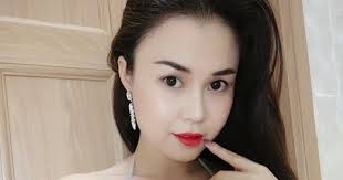 Selama mandi seorang perempuan memakai kain panjang. Cerita Seks Pemerkosaan