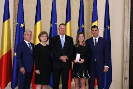 Van wikipedia, de gratis encyclopedie. Simona Halep And Her Family Official Photo With Romanian President Klaus Iohannis Creative Commons Bilder