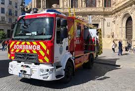 02:22 compilación de vehículos de emergencia realizada en sevilla. Los Bomberos De Sevilla Adquieren Un Nuevo Vehiculo De Surtruck