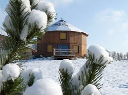 Decouvrez Deux Types D Hebergements Insolites Pres De Chatellerault Et Du Futuroscope 0549936819 Www Amivac Com Hebergement Insolite Maison Ronde Maison