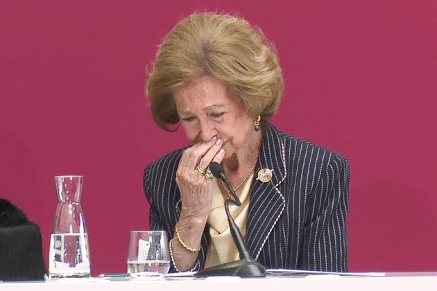 La reina Sofía, destrozada: la enfermedad se acelera. Rompe a llorar en  público