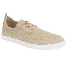 Irradiando a partes iguales un toque desenfadado y un punto muy chic, los náuticos han conquistado los armarios de caballeros en todo el mundo, quienes no pueden no resistirse a su comodidad sofisticada. Comprar Zapatos Nauticos De Hombre Online Decathlon