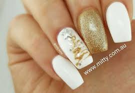 Aplicar una capa de barniz transparente y dejar secar. Opciones Para Decorar Tus Unas Con Motivos Navidenos Unas Acrilicas Navidenas Manicura De Unas Unas Navidenas Faciles