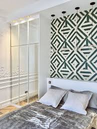 Le Papier Peint Wynwood Vert Et Dore De Nobilis Dans Une Chambre Projet De L Agence Acb Architect Tete De Lit Papier Peint Deco Chambre Mansardee Papier Peint