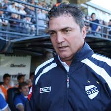 Alegre padece una distensión, por eso Giunta cambiará ante Racing