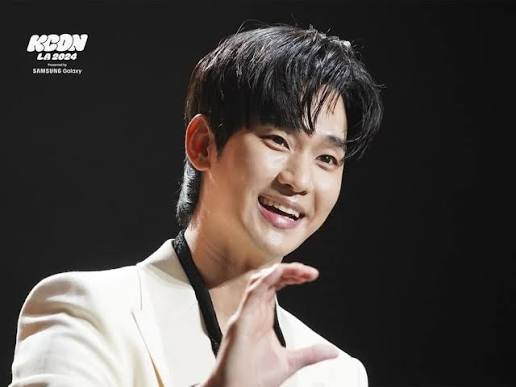 Kim Soo Hyun, my smiling angel 💓 To support him with a smile— there are a few things I try to remind myself of. Don't expect anything in return. Don't expect too