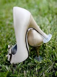 Love Outdoor Wedding But In Doubt With Your Wedding Shoes Take It Easy We Ve Got 7 Clever Tips To Keep You Summer Wedding Outdoor Wedding Shoes Dream Wedding