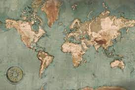 Cette impression sur toile représente une carte du monde à l'effet vintage, sur fond bois. Carte Du Monde Carte Du Monde Geante Papier Peint Carte