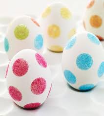 Frohliche Ostereier Mit Kleber Und Glitzer Puder Ostereier Mit Kindern Dekorieren Noch Mehr Bastelideen Fur Ostern Gibt Es Au Easter Eggs Hoppy Easter Easter