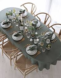 Une Deco De Table Monochrome Pour Le Reveillon Decoration Table Table De Noel Verte Deco Table