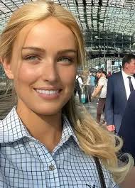 I'm single and looking for a partner. 🥰 I know I'm older and maybe not as  attractive as I used to be, but if anyone would like to get to know me,