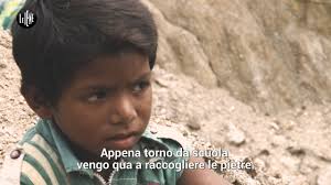 Dentro le miniere di mica in India, le testimonianze dei bambini minatori