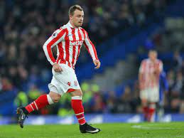 Video ce a făcut cu o gumă de mestecat la încălzire, înainte de meciul cu city. Stoke Boss Mark Hughes Offers Explanation For Xherdan Shaqiri S Calf Injury Daily Star