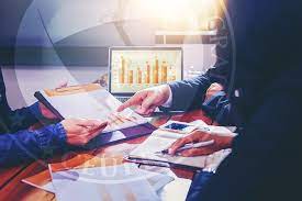 Consultores revisando datos para plan anual