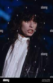 Alice, Carla Bissi, italienische Pop Sängerin, bei einem Auftritt, 1987.  Alice, aka Carla Bissi, Italian Pop singer, during a performance, 1987  Stock Photo - Alamy