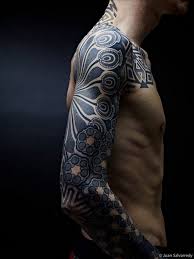 Retrouvez tous les modèles, significations de motifs sur tatouagefemme.eu. Tatouage Epaule