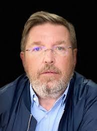 Luis Vasallo's Instagram, Twitter & Facebook