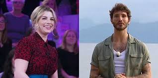 Dopo alcune esperienze nell'ambito musicale con diversi gruppi, è salita alla ribalta come cantante solista tra il 2009 e il 2010, ottenendo la vittoria alla nona edizione del talent show amici di maria de filippi e firmando un contratto con l'etichetta. Emma Marrone E Stefano De Martino Dalla Storia D Amore Ad Amici 17