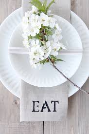 Beautiful White Table Setting Picture This With White Paper Plates To Chic Up A Back Yard Party Outdoor Dinner Parties White Table Settings Outdoor Dinner