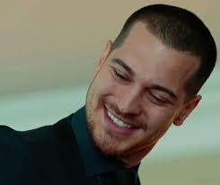 Hiii Lovely Sarp With His Amazing Smile Icerdeyim Cagatayulusoy Cagatayulusoy Sarp Arasbulutiynemli Cetintekin Cagatay Ulusoy Actors Turkish Actors
