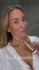 NECK ROUTINE 👀🧴, Halsen glömmer vi allt för ofta bort och huden slits av  att titta ner i en telefon eller dator långa stunder, vrida och vända under  natten osv! Att fortsätta med sin hudvård ner över ...