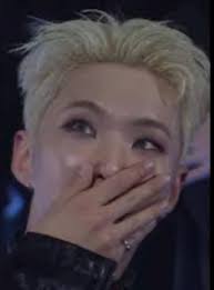 OMG!!! HOSHI AND GD INTERACTION 😁😁 Look how happy your fanboy Hoshi is 😆  The shakehands, the thumbs up, and the fighting 🥰🥰🥰🥰 #HOSHI #SEVENTEEN  #GD #gdragon #BIGBANG SEVENTEEN BIGBANG