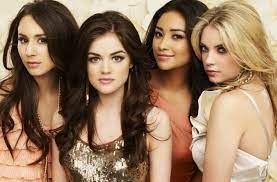 In pretty little liars, friends aria , hanna (ashley benson), emily (shay mitchell), and spencer (troian bellisario) are drawn back together a year after the disappearance of their best friend, alison (sasha pieterse). Pretty Little Liars Reunion So Steht Es Um Einen Moglichen Film Tv Spielfilm