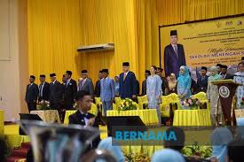 Sekolah menengah kejuruan (smk) adalah bentuk satuan pendidikan yang orientasinya memberi bekal siswa untuk memasuki lapangan kerja tingkat menengah dan melanjutkan pendidikan ke jenjang yang sesuai dengan kekhususannya (kejuruannya). Bernama Sultan Nazrin Shah Berkenan Rasmi Sekolah Menengah Sains Tapah