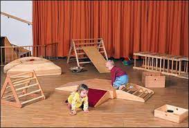 Ambiente en su concepción la idea era jugar y aprender de forma libre. Movimiento Libre Y Actividad Autonoma Que Implican Sala De Juegos Para Ninos Aula Infantil Montessori En Casa