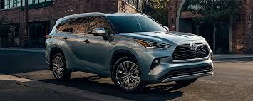 The new highlander is slightly longer than its predecessor, and that extra room increases the cargo space on the doors we have some harder plastics, and also this kind of weird dark gray wood grain pattern. 2020 Toyota Highlander