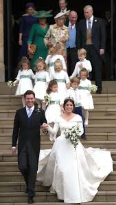 Im berühmten weißen kleid von alexander mcqueen wurde sie hauptsächlich von hinten fotografiert. Es Ist Offiziell Das Brautkleid Von Kate Middleton Wurde Als Das Schonste Unter Allen An