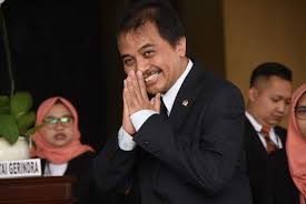 Roy suryo ketawa jubir jokowi sebut pakar telematika roy suryo turut berkomentar terkait foto tersebut. Roy Ungkap Sempat Ditelepon Menpora Abdul Gafur Peristiwa