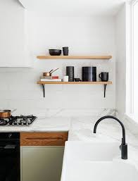 Un Robinet Noir Pour La Cuisine Frenchyfancy Cuisine Moderne Blanche Interieur De Cuisine Cuisine Contemporaine