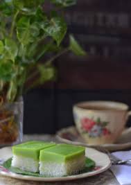 Puding, panna cotta, fluff, kuki icebox, dan makanan pencuci tidak ada bersedia untuk makan malam selepas majlis perkahwinan, terdapat kek pendek dan sambutan untuk semua tetamu. Resipi Kuih Seri Muka Dapur Tanpa Sempadan