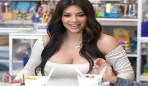 فضايح الفنانات بالصور الصور كيم كاردشيان تثير دهشة جمهورها بصدرها الع kim kardashian kardashian beautiful