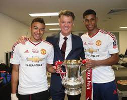 Khác với mọi lần, hlv louis van gaal đã không xuất hiện để chung vui cùng các học trò. He Was In The Corner With His Wife He Was Really Quiet The Sadness Behind Manchester United S Last Fa Cup Win Manchester Evening News