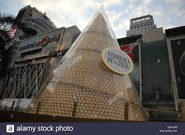 Machen sie diese niedlichen schokoladenrenfestlichkeiten für ein weihnachtsgesc… Ferrero Rocher Weihnachten Baum Atcentral World Shopping Mall In Bangkok Thailand Stockfotografie Alamy