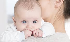 Ab Wann Lachen Babys Das Erste Lacheln Pampers