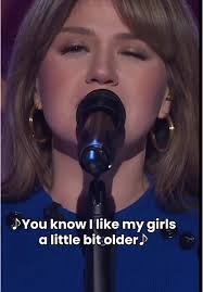 Kelly Clarkson Winks While Singing