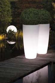 Fur Gemutliches Licht Im Garten Auf Der Terrasse Sorgen Die Beleuchtbaren Lumenio Led Pflanzkubel Garten Gartenbeleuc Licht Im Garten Garten Kubelpflanzen